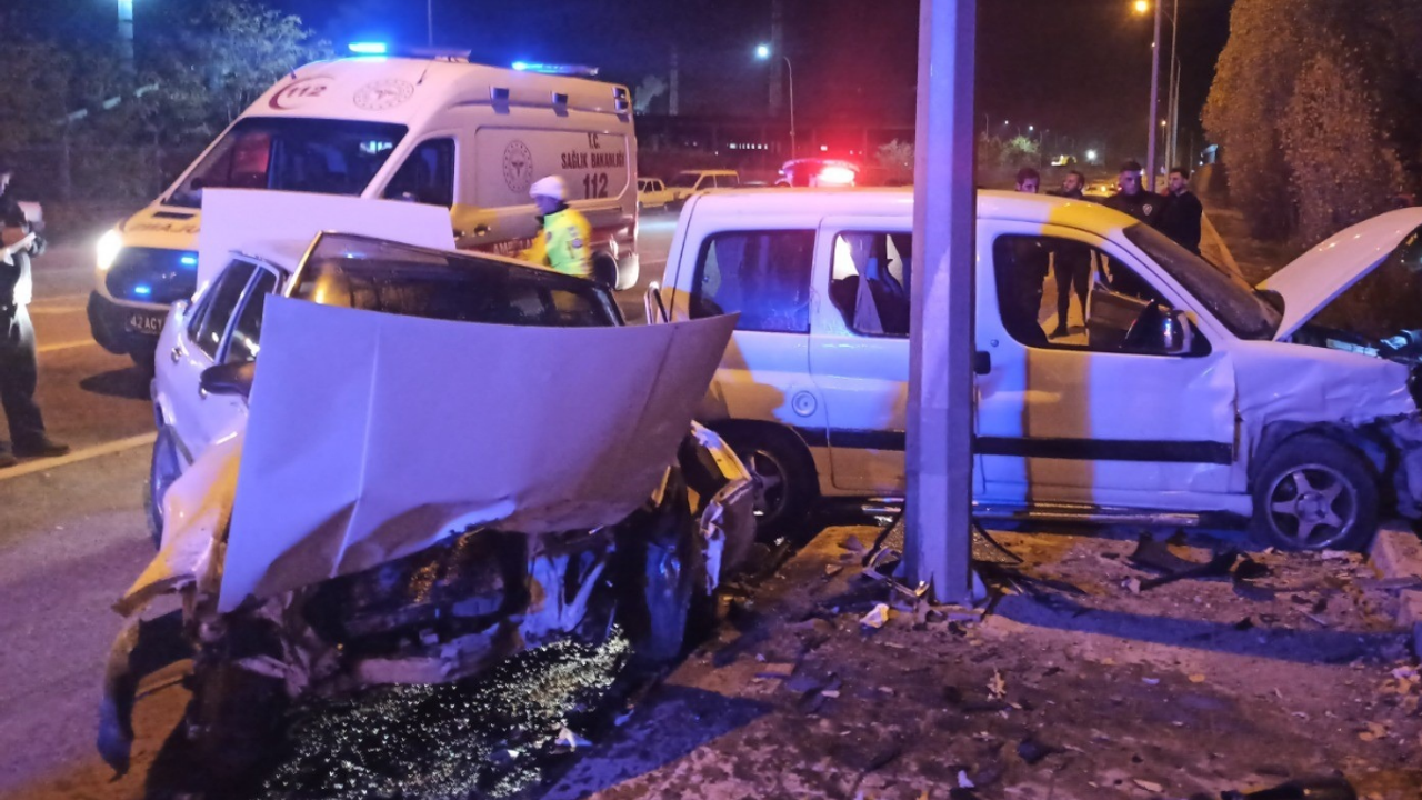 Kafa kafaya çarpıştılar: sürücüler yaralı!