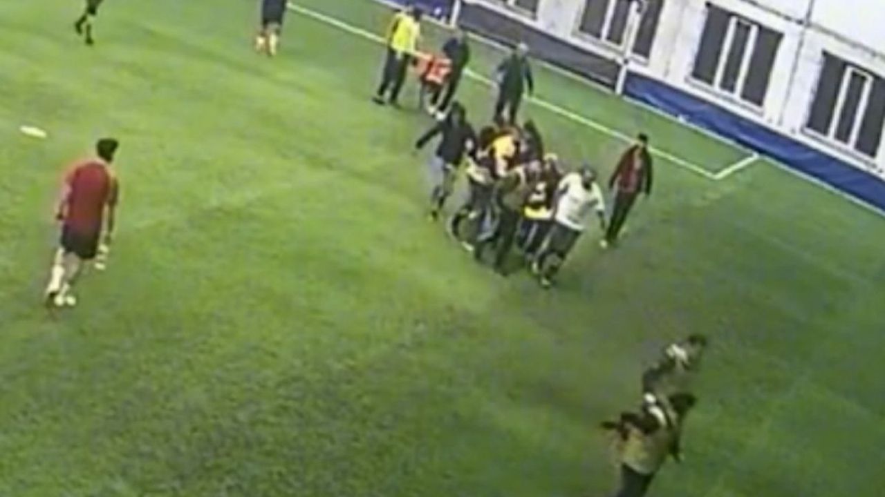 Futbol oynarken yere yığılan genç hayatını kaybetti!