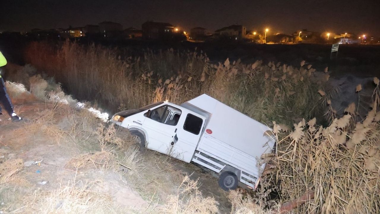 Otomobilin çarptığı kamyonet sulama kanalına uçtu: 4 yaralı