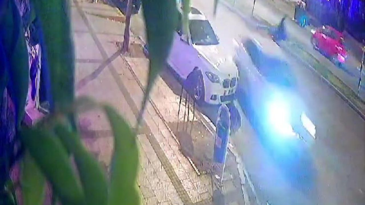 Anne ve oğluna otomobil çarptı, başka bir otomobil ise üstlerinden geçti!