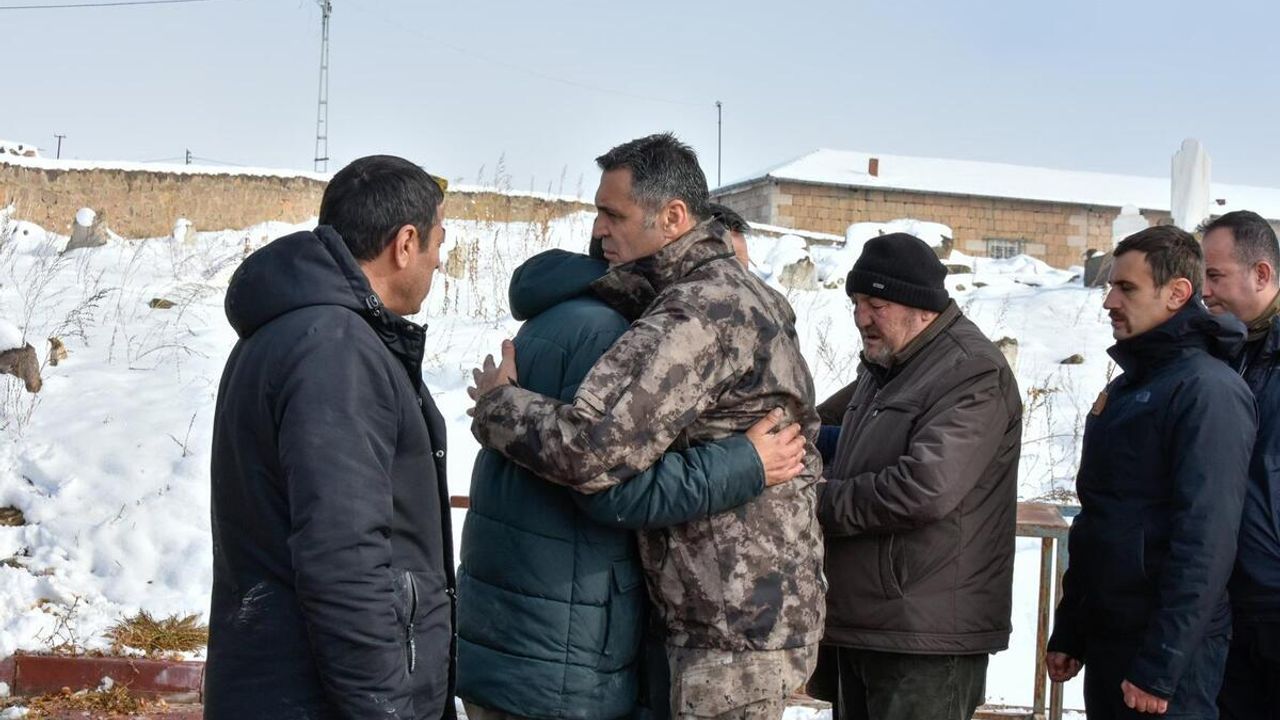 Kayseri Emniyet Müdürü Atanur Aydın acı gününde o polis memurunu yalnız bırakmadı