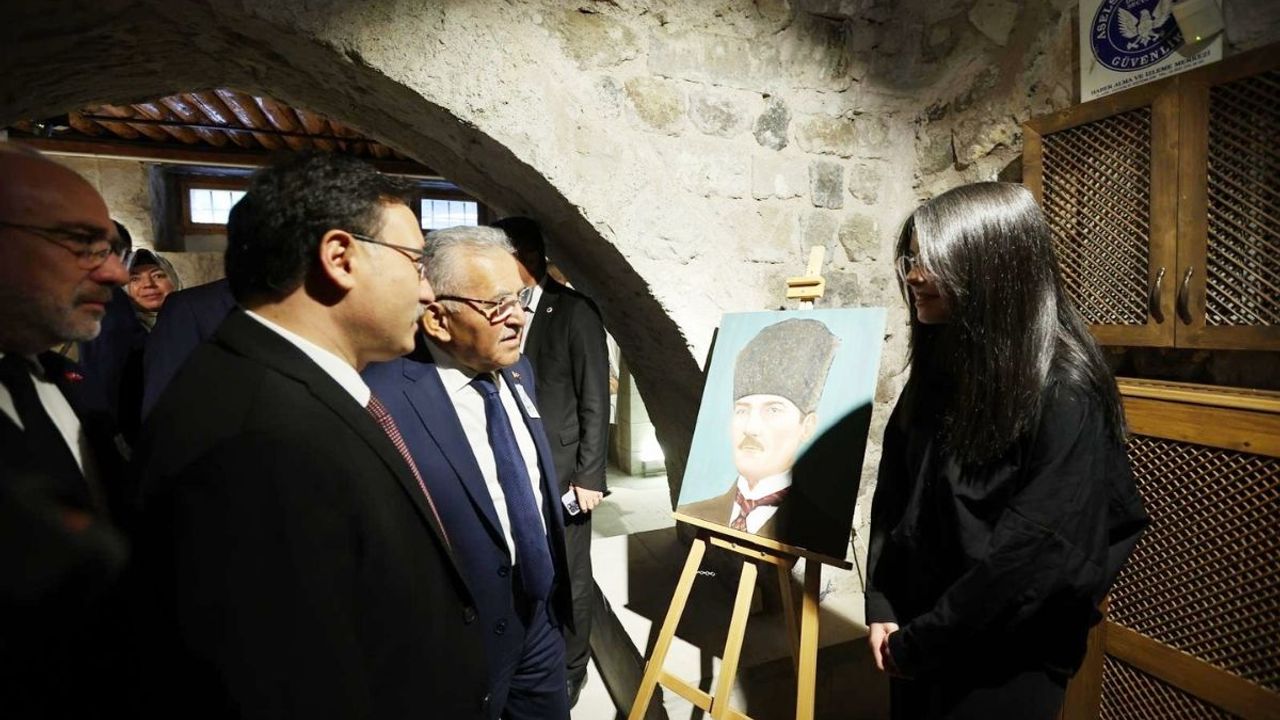 Başkan Büyükkılıç Atatürk Evi'ndeki sergiyi gezdi