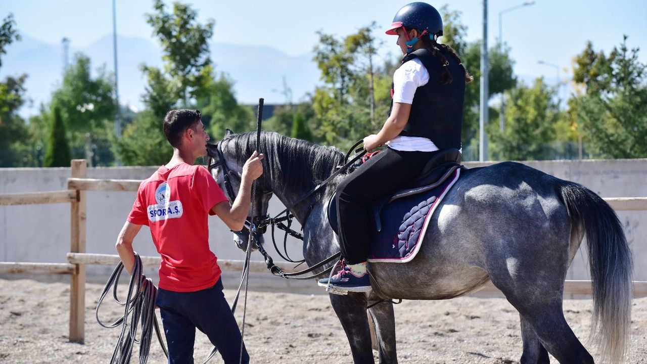 Kayseri'de binicilik eğitimleri büyük ilgi görüyor!