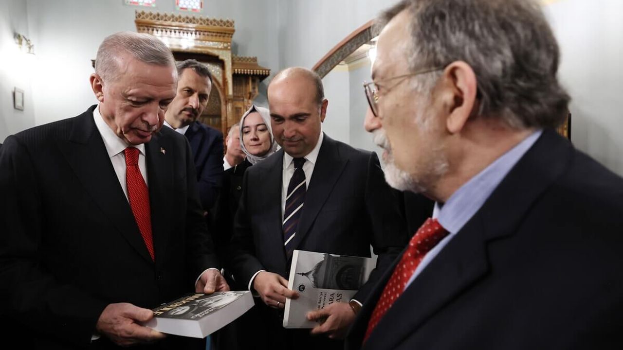 Cumhurbaşkanı Erdoğan'ın ünlü tarihçiyle diyalogu dikkat çekti!