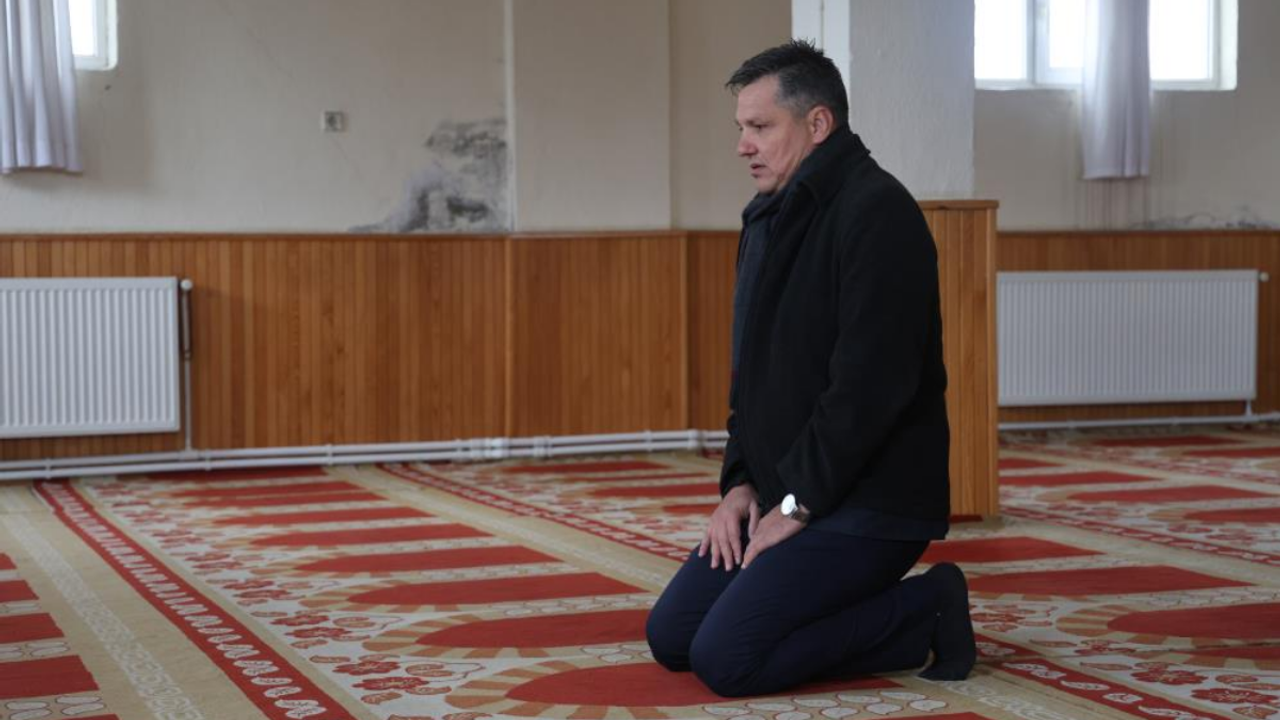 Cuma namazına gittiği için işten kovuldu! Şirkete mahkemeden şok karar!