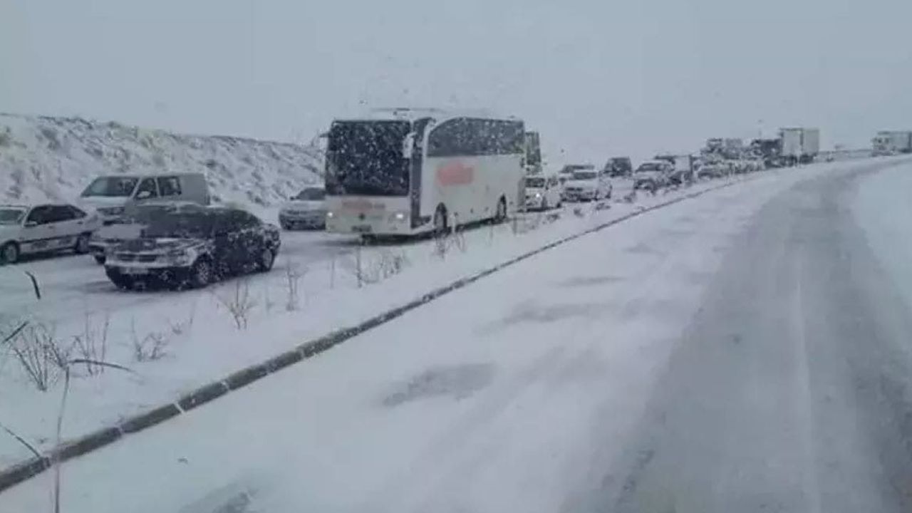 Belediye başkan duyurdu, Kayseri’de o bölgeyi tipi vurdu: Mecburi olmadıkça yola çıkmayın!