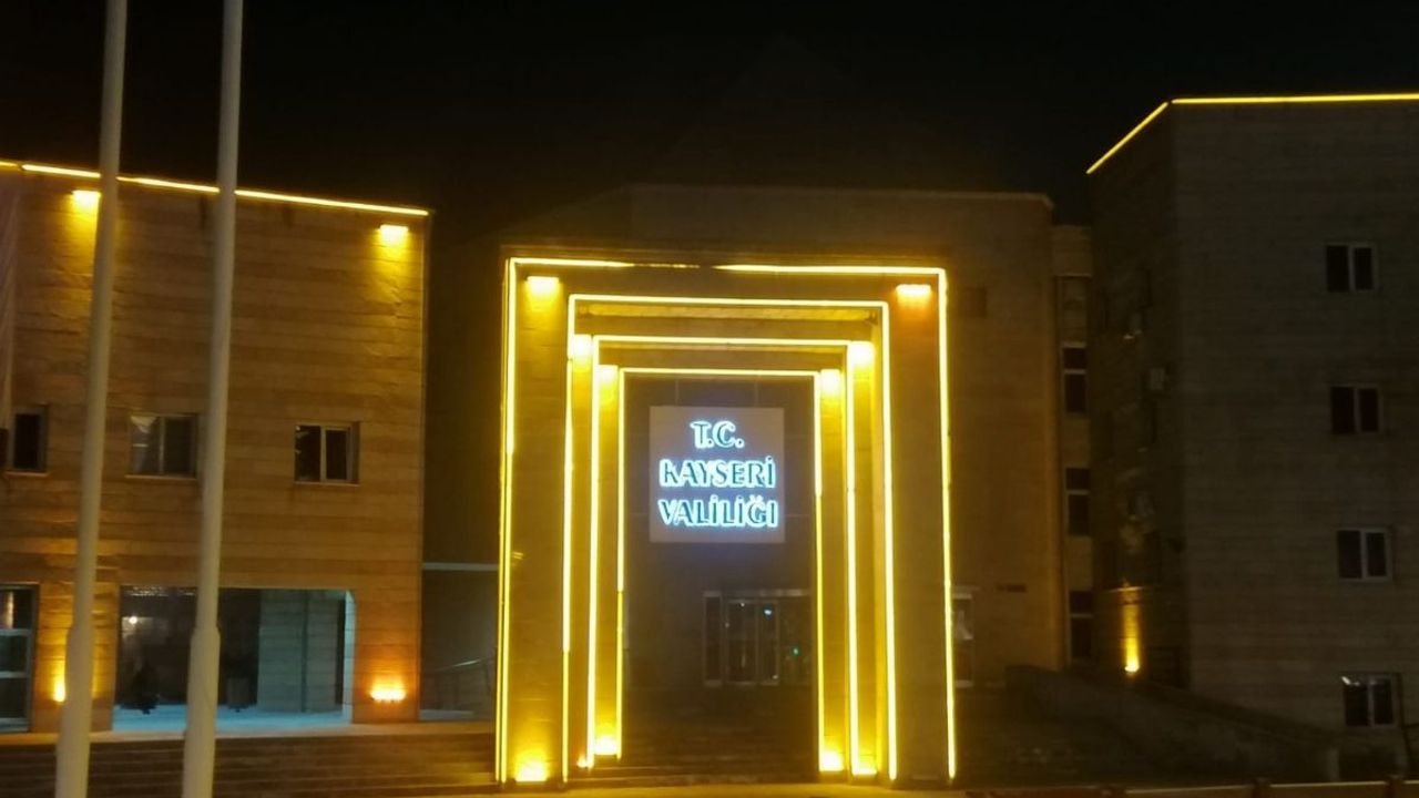 Biri gidiyor, biri geliyor! Kayseri Valiliği'ne akın ettiler