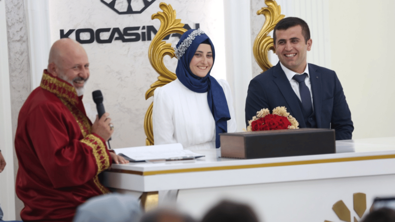 Ahmet Çolakbayrakdar'dan evlenen çiftlere sürpriz!