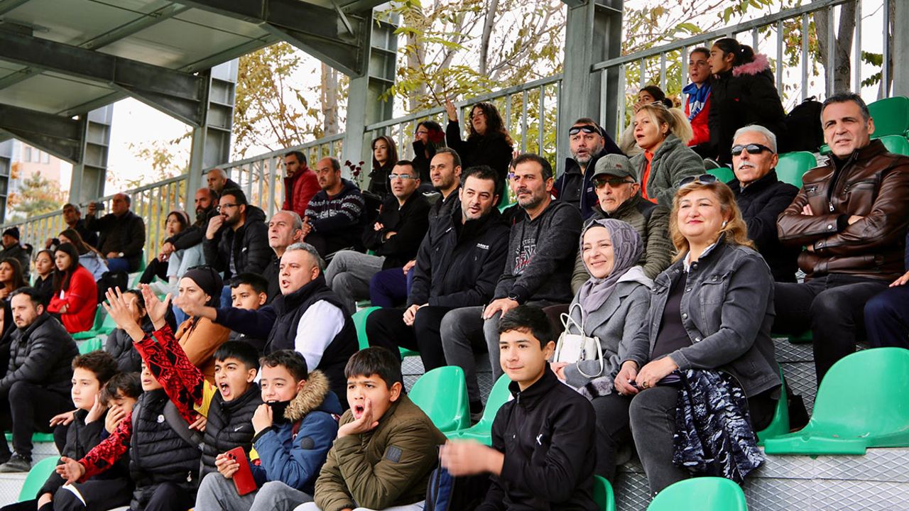 Atanur Aydın Kayseri-Yüksekova maçını tribünden takip etti!