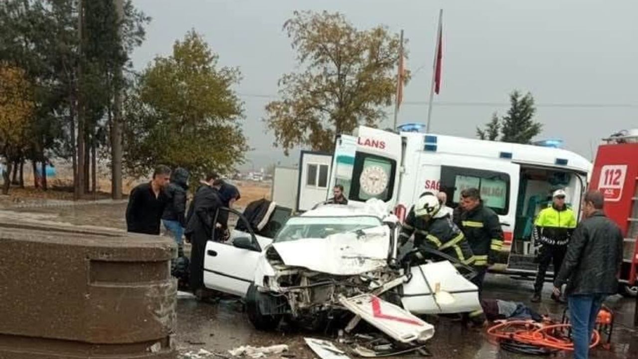 Feci kaza! Otomobil bariyerlere çarptı: Ölü ve yaralılar var!