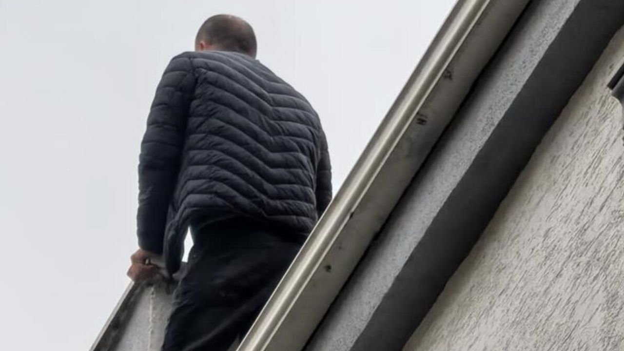 Karısını kemerle boğan cani adam çatıya çıktıktan sonra ağlayarak teslim oldu!
