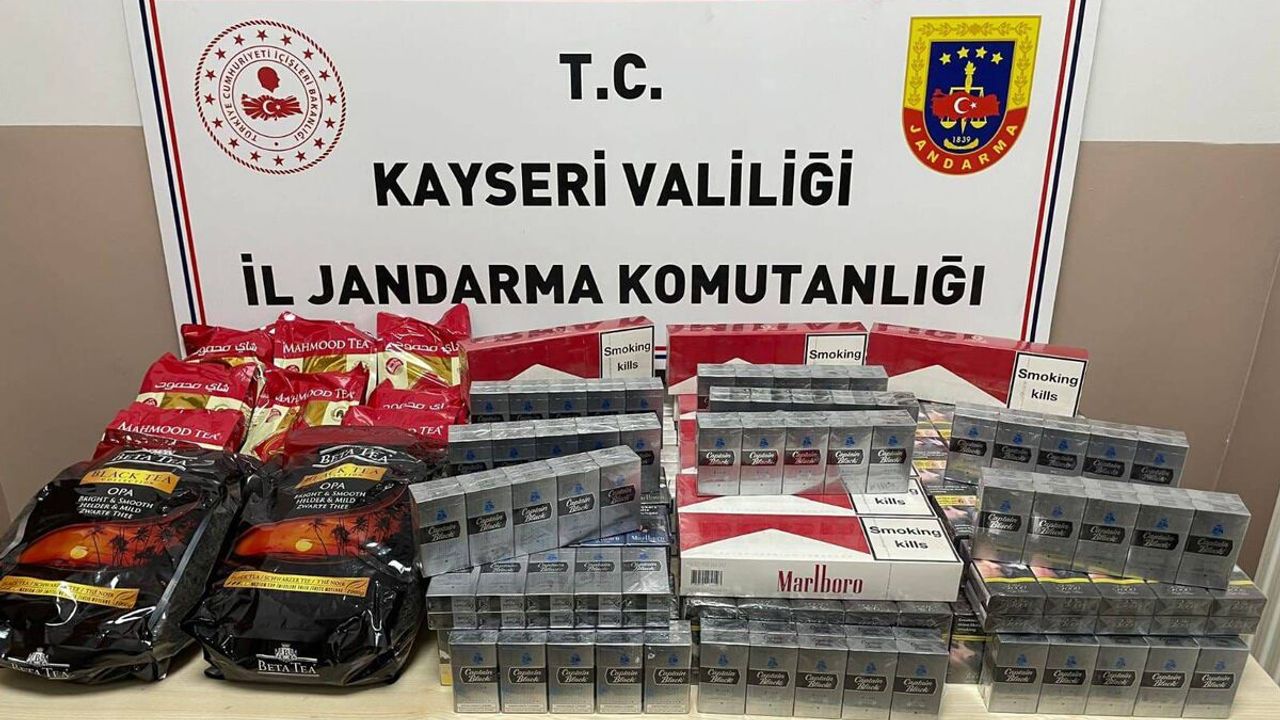 Kayseri’de durdurulan aracın içinden onlarca kaçak tütün ve çay ele geçirildi!