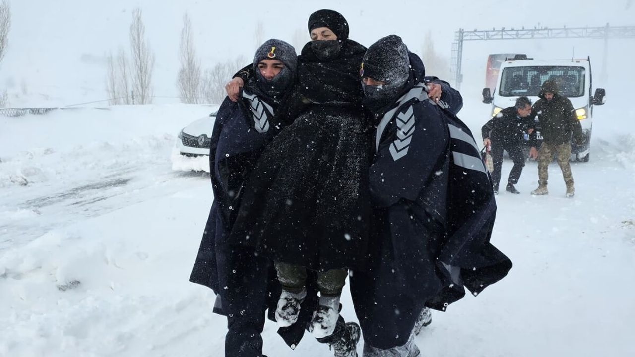Kar nedeniyle mahsur kalan 600 kişi tahliye edildi!