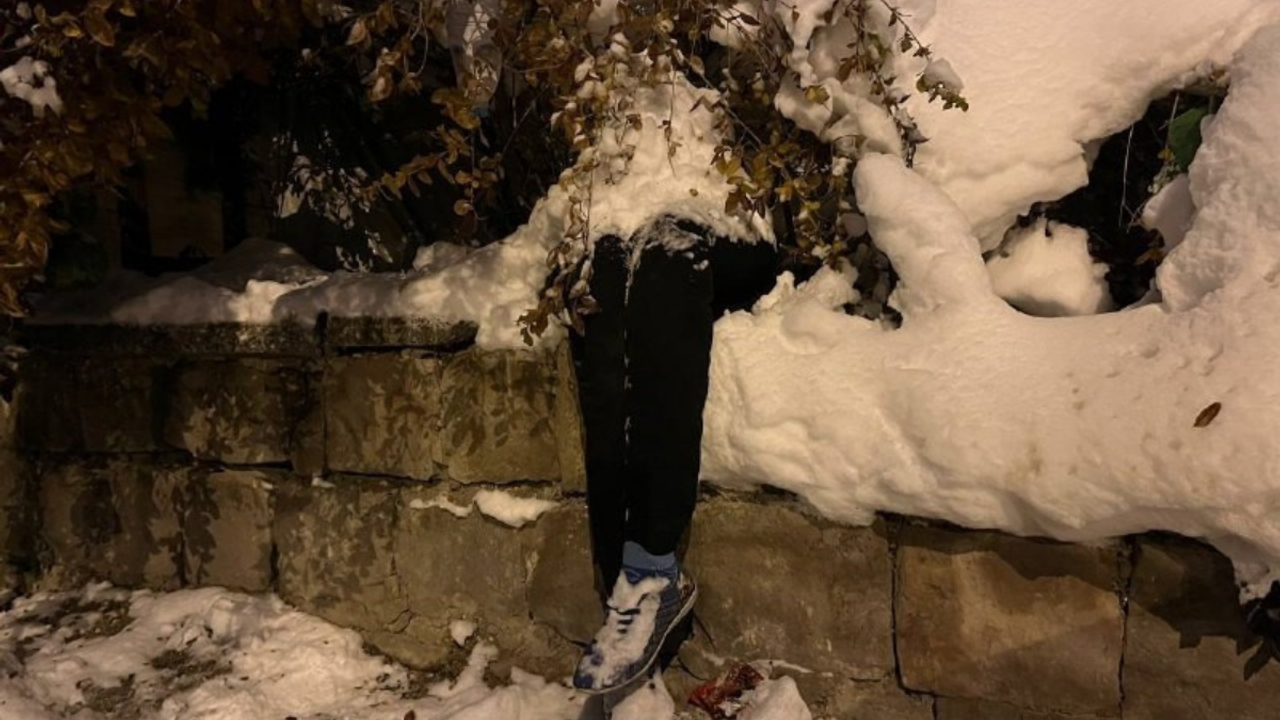 Kayseri'de kan donduran görüntü! Bir kadın kardan adamı ölü sandı!