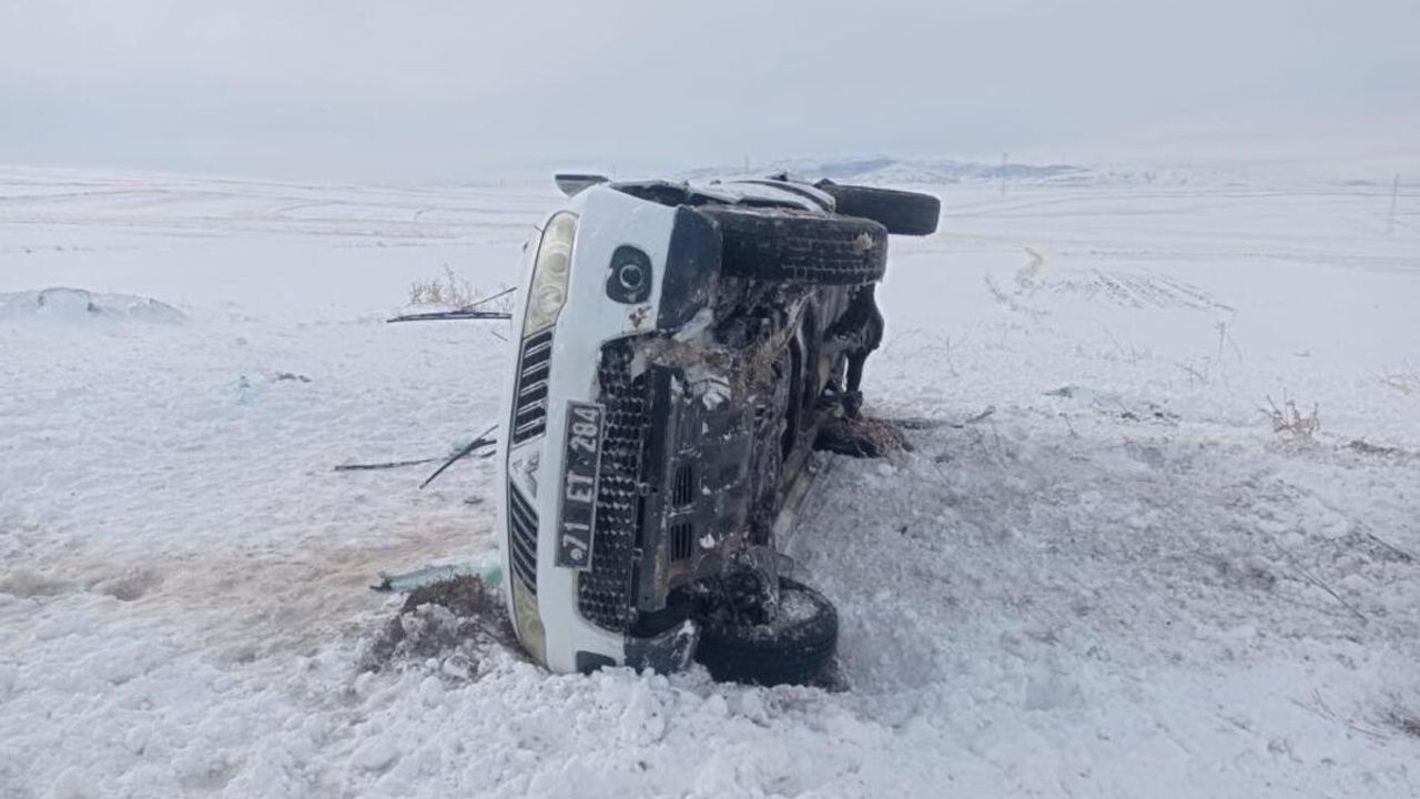 Buz pistine dönen Kayseri karayolunda kamyonet takla attı: 3 yaralı!