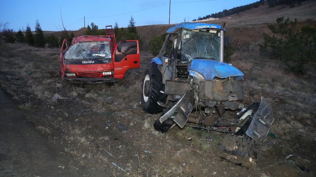 Kayseri yolunda feci kaza: Kamyonet takla atarak şarompole yuvarlandı!
