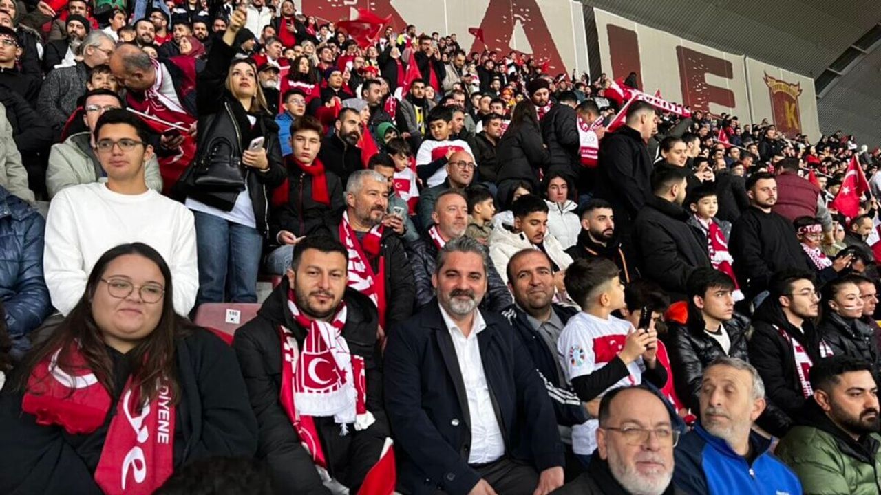 Kayseri'de oynanan Türkiye-Galler maçında tribünde bakın kimler var!