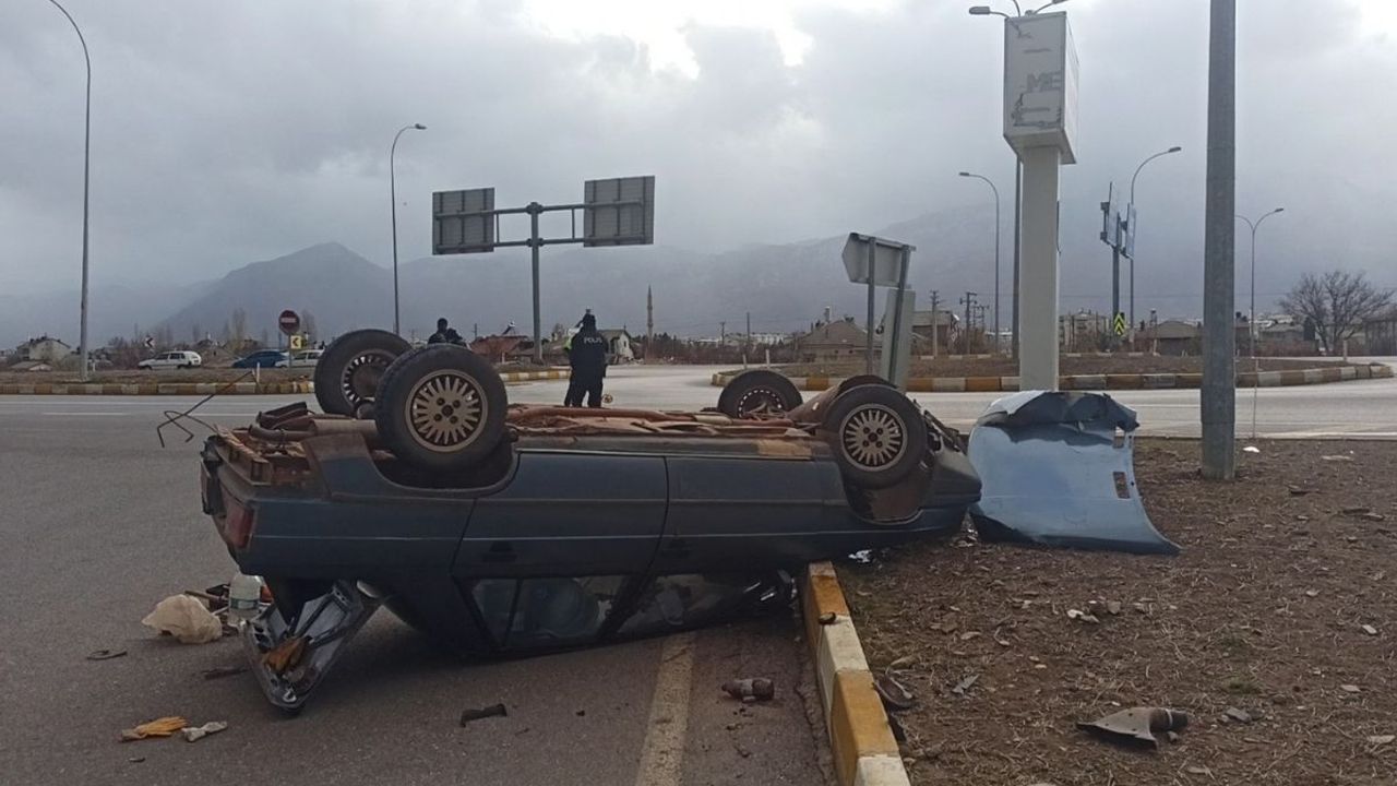 Feci kaza! Otomobil takla attı