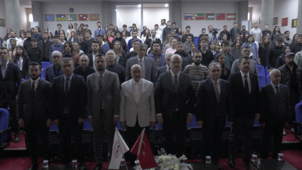 ERÜ’de konuşan Bakan Yardımcısı Çam: Gençler zorlu bir dönemin oyuncuları!