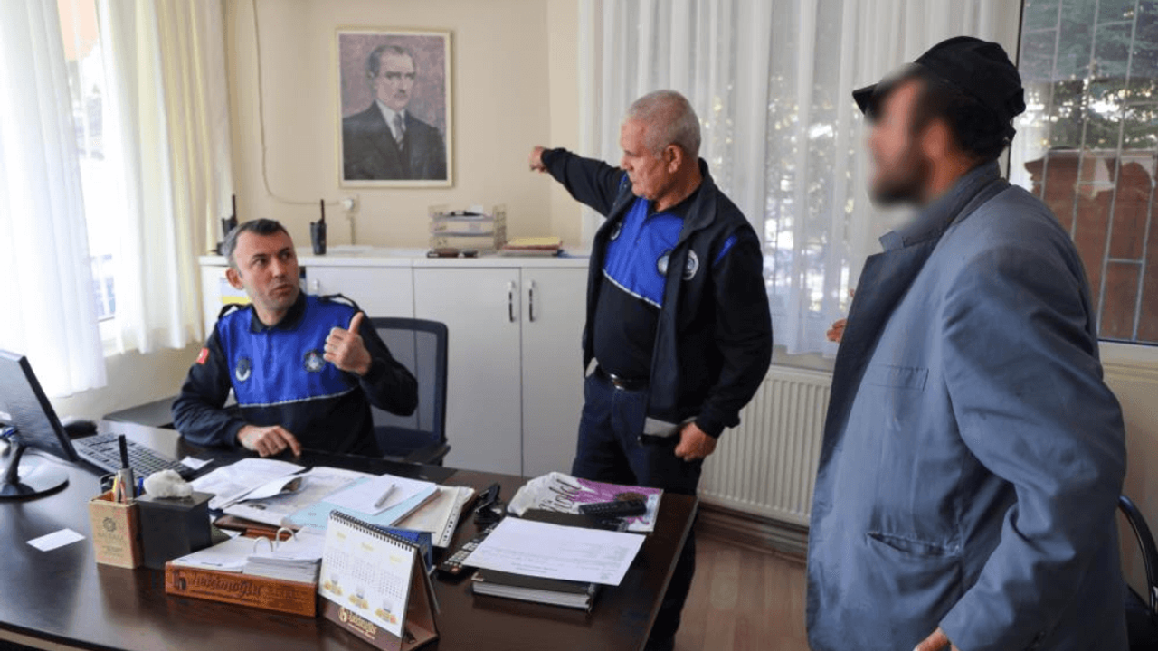Şehirleri gezerek para toplayan gezgin dilencinin cebinden çıkanlar şok etti!
