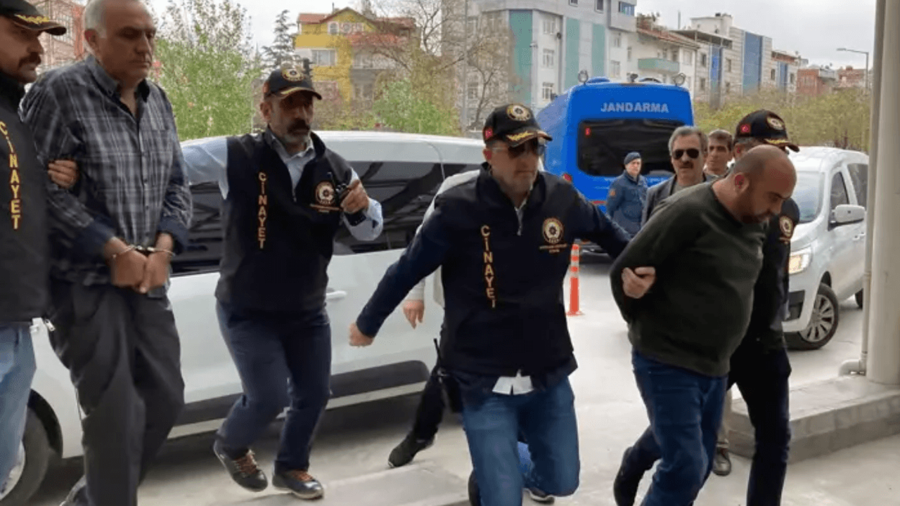 Komşu iki ailenin kavgasında kan akmıştı! Tetiğe baba basmış!