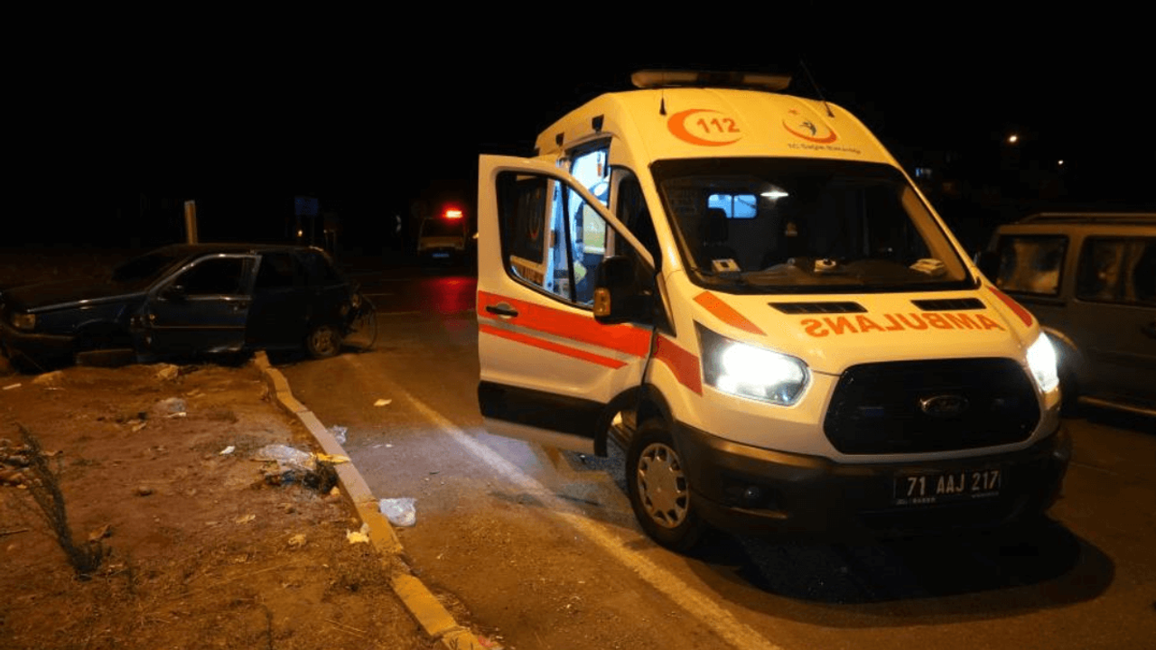 Kayseri yolunda bir araç refüje, diğeri şarampole devrildi! 8 yaralı