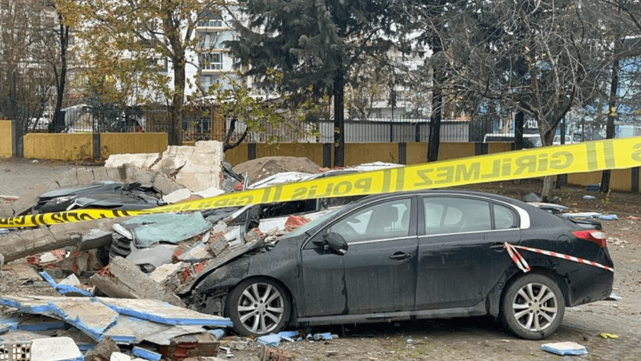 Veli toplantısında şok olay! Okulun duvarı devrildi: 3 yaralı