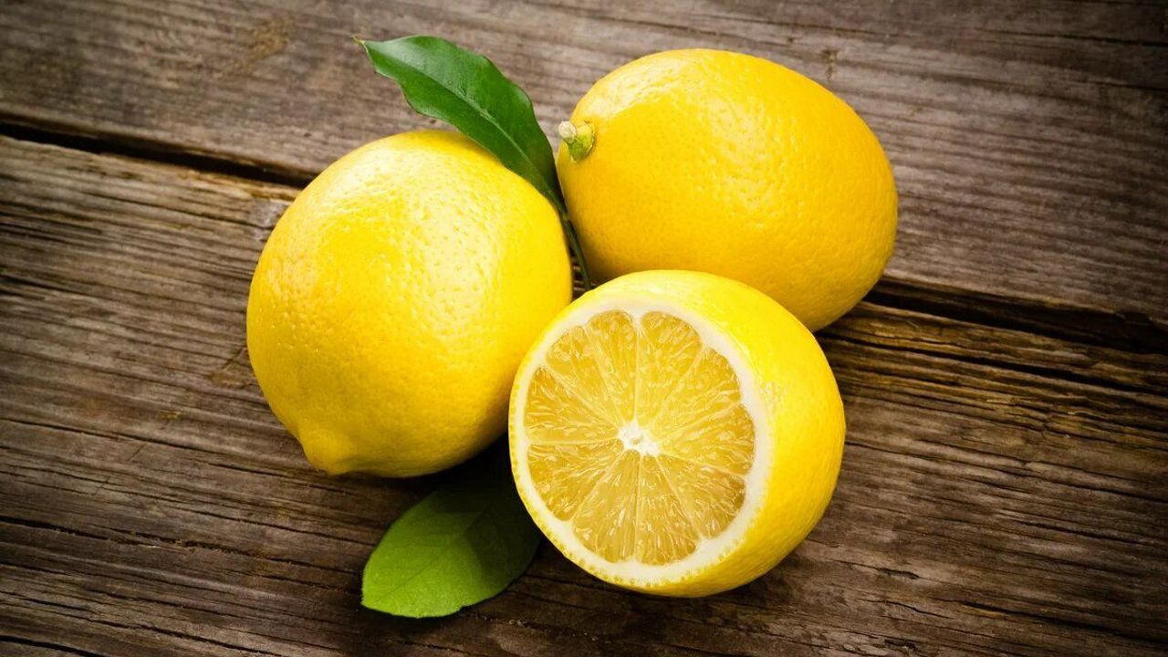 Sabahları ihmal etmeyin! Aç karnına limonlu suyun 10 faydası açıklandı