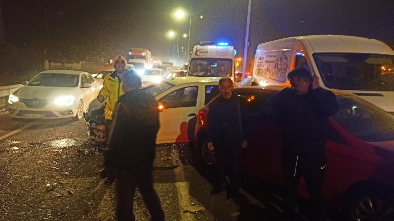 Zincirleme kazada 4 araç birbirine girdi! Yaralılar var!