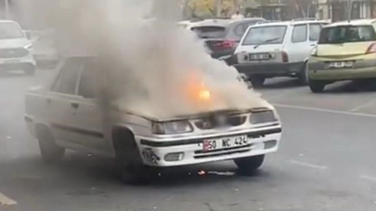 Park halindeki otomobil alev alev yandı!