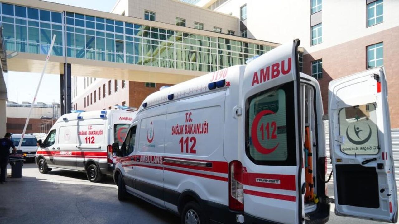 2 araç kavşakta çarpıştı: 3’ü çocuk 5 kişi yaralandı!