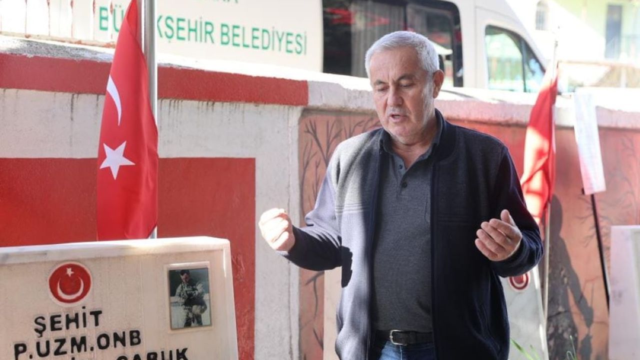 Oğlu vatan için şehit olan baba, mezar başından bir gün olsun ayrılmıyor!