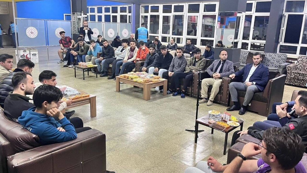 Kayserili Belediye Başkanı gençler ile bir araya geldi! Maç bileti hediye etti