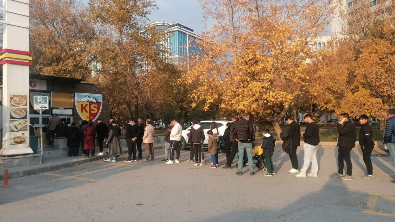 Kayseri'de Milli maç heyecanı! Sabahtan akşama kadar kuyruk bitmedi