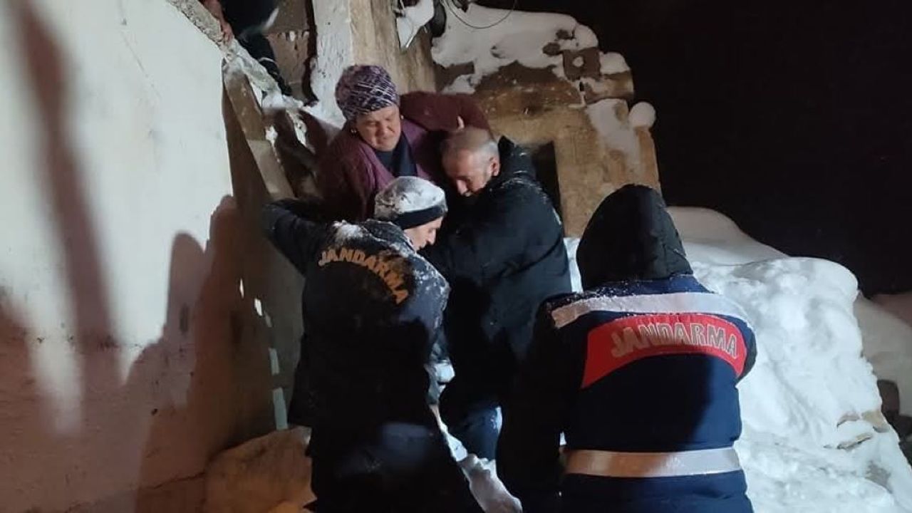 Pınarbaşı’da çatı çöktü: Karı koca mahsur kaldı!