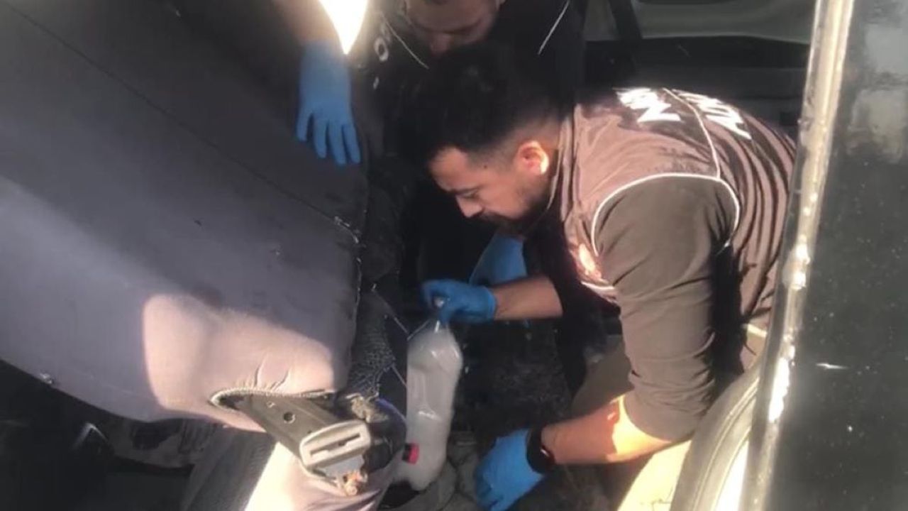Polis baskın yaptı: Koltuk altına zulalanmış 8 pet şişe içinden bakın ne çıktı!