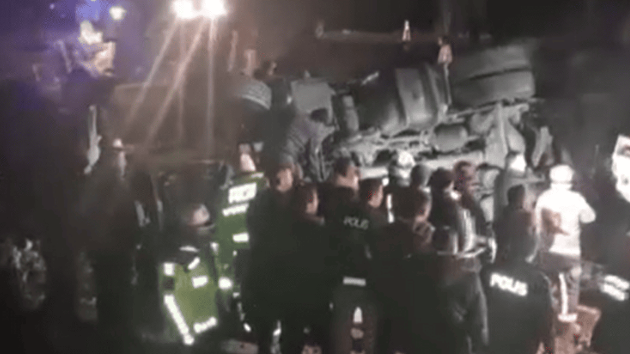 Saman yüklü TIR devrildi: Çok sayıda ekip sevk edildi!