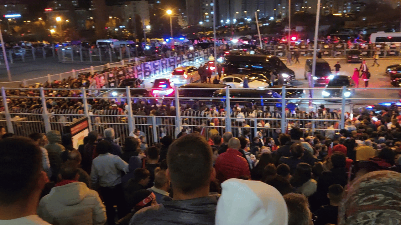 Türkiye-Galler maçı çıkışında taraftarlardan agresif hareketler!