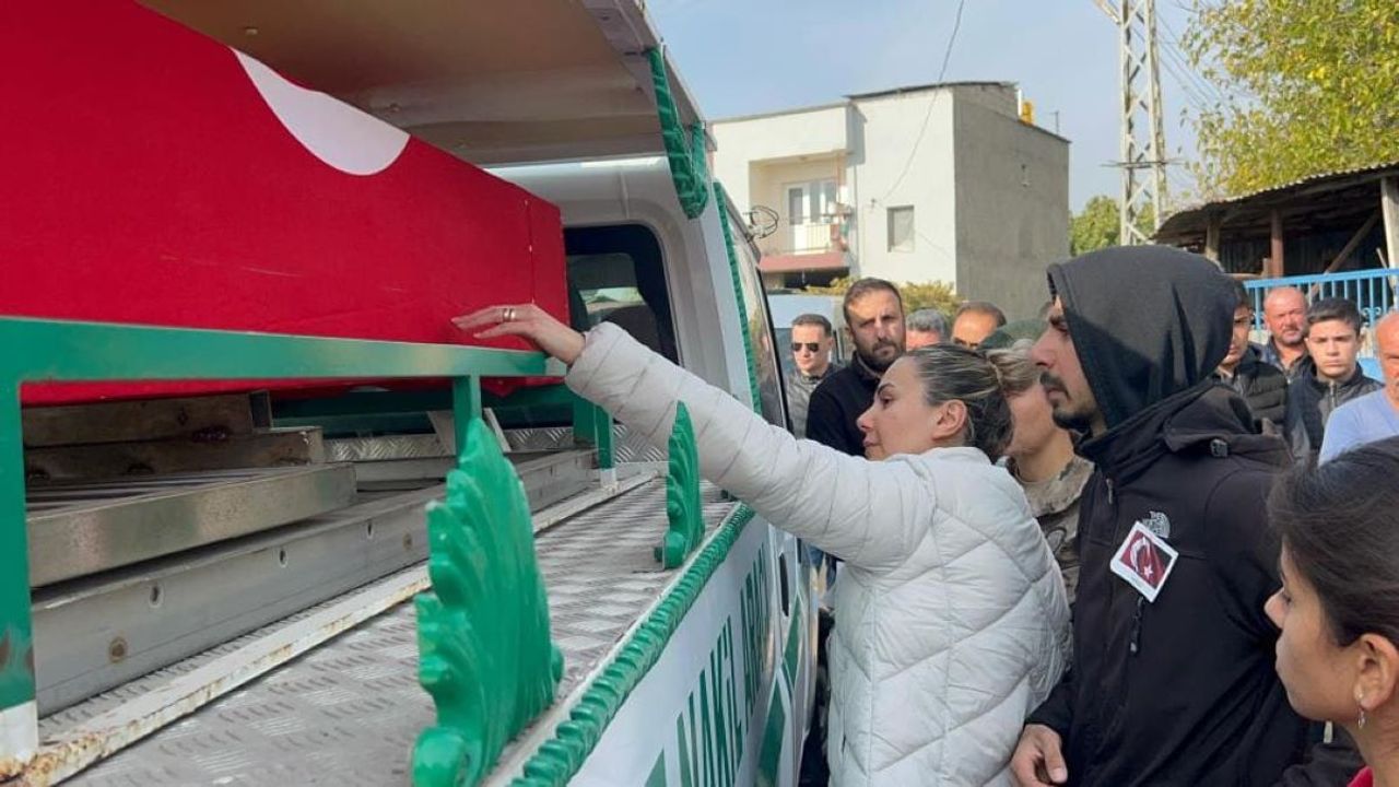 Şehit eşe veda: Türk Bayraklı tabutuna son kez dokundu!