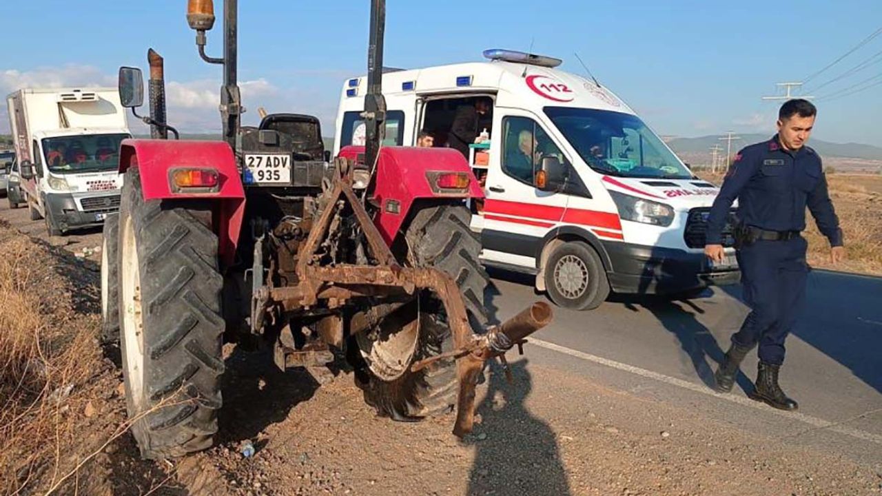 Otomobil ile traktör çarpıştı: 1 ölü, 3 yaralı