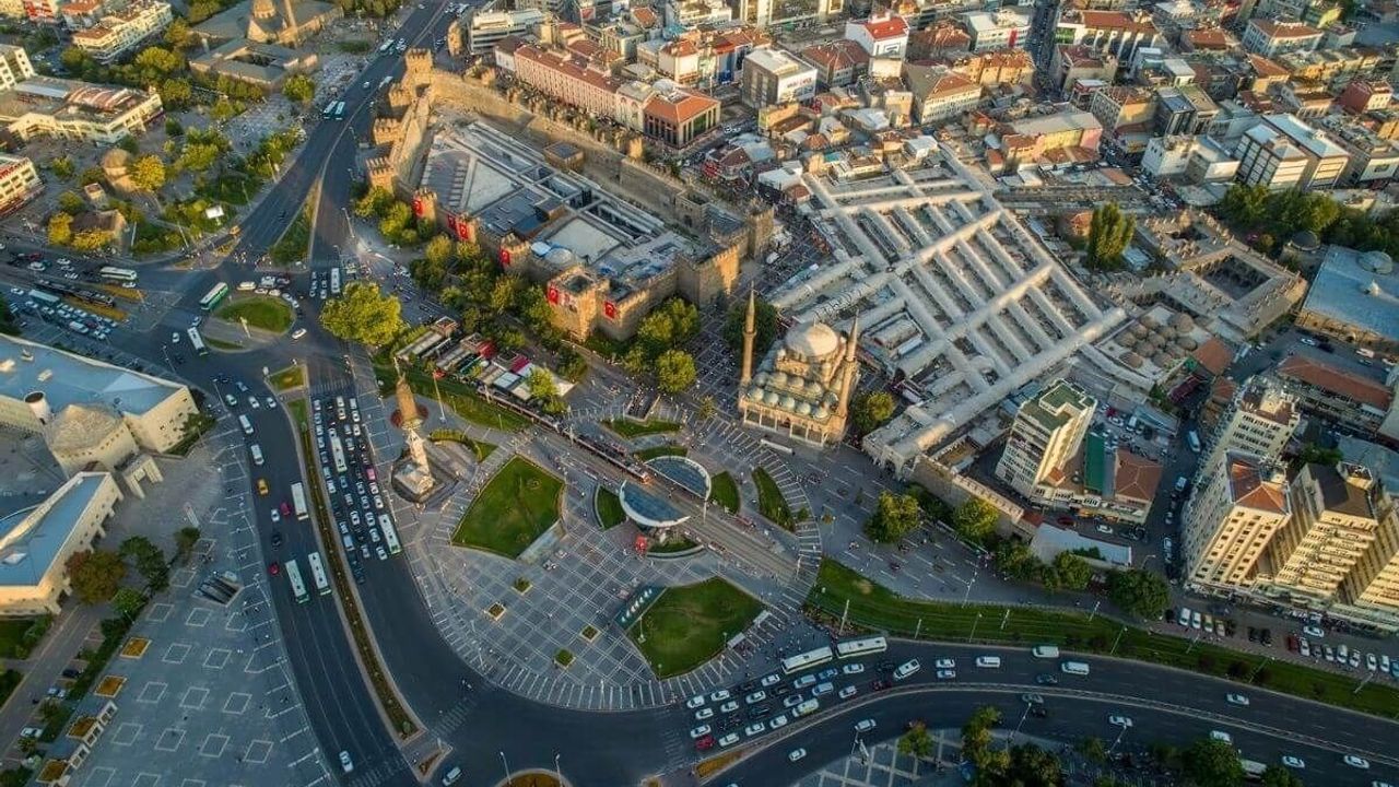 Yaptıkları ile çok konuşulan Kayseri Valisi Muammer Bey kimdir?