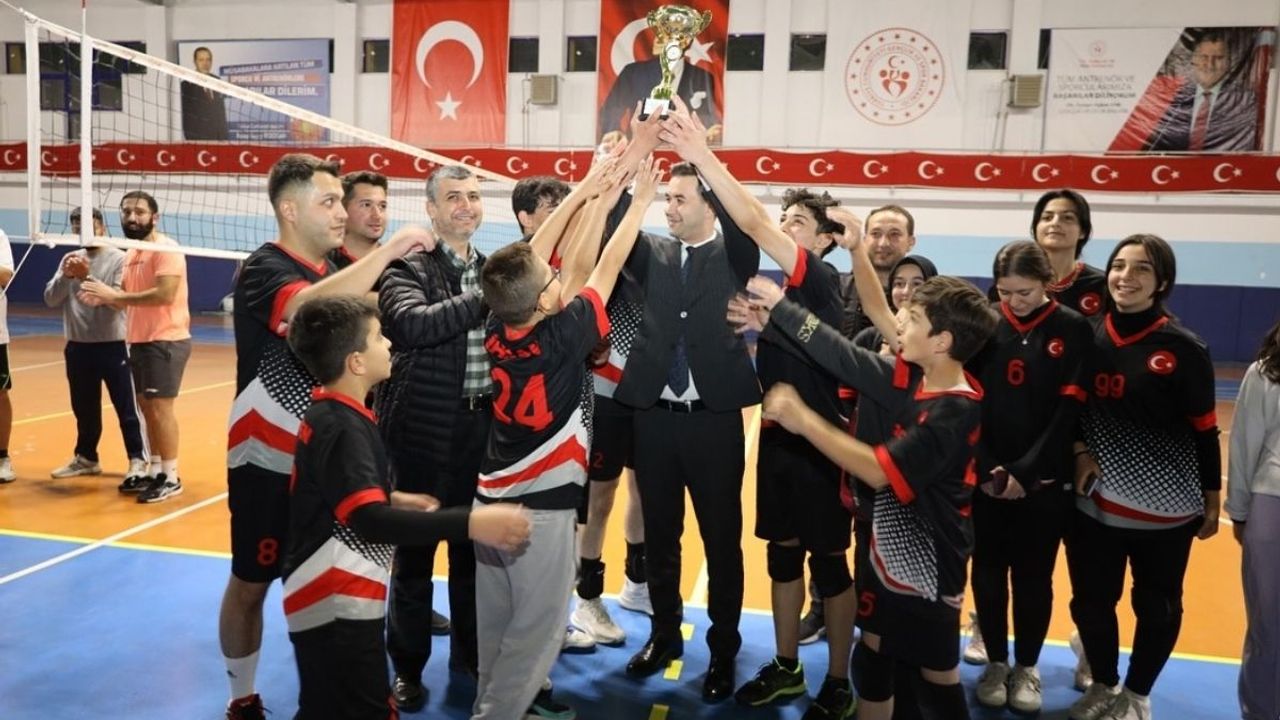 Cumhuriyet Kupası Voleybol Turnuvası’nda şampiyon Gençlikspor oldu