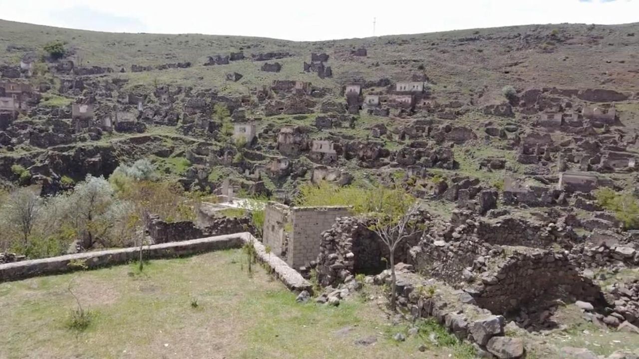 Kayseri’deki terkedilmiş o köy gizemini hala koruyor!