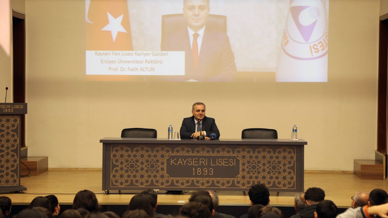 Rektör Altun, Kayseri Lisesi'ne gelecek için ilham verdi!