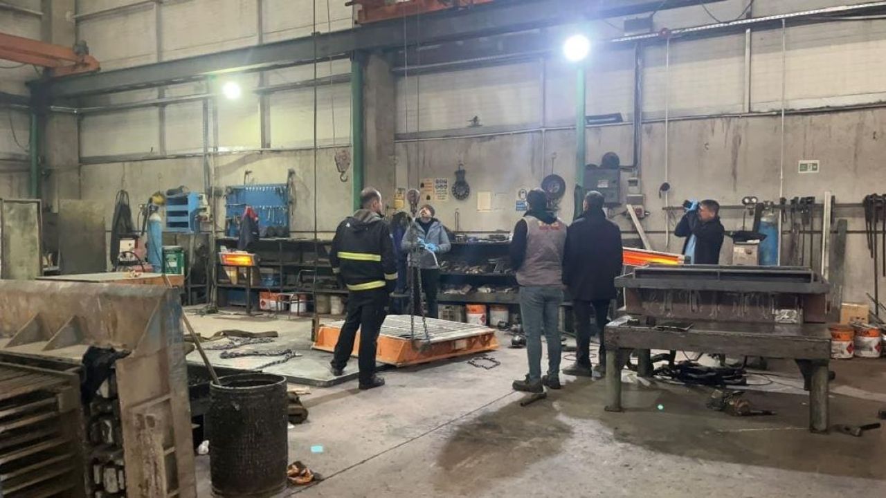 1 tonluk kalıbın altına kalan işçi ağır yaralandı!