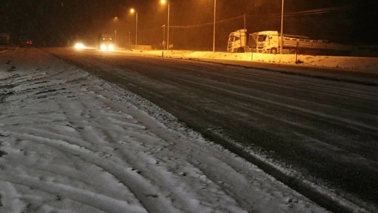 Sürücüler dikkat: Kayseri emniyeti yağış sonrası yol durumunu paylaştı!