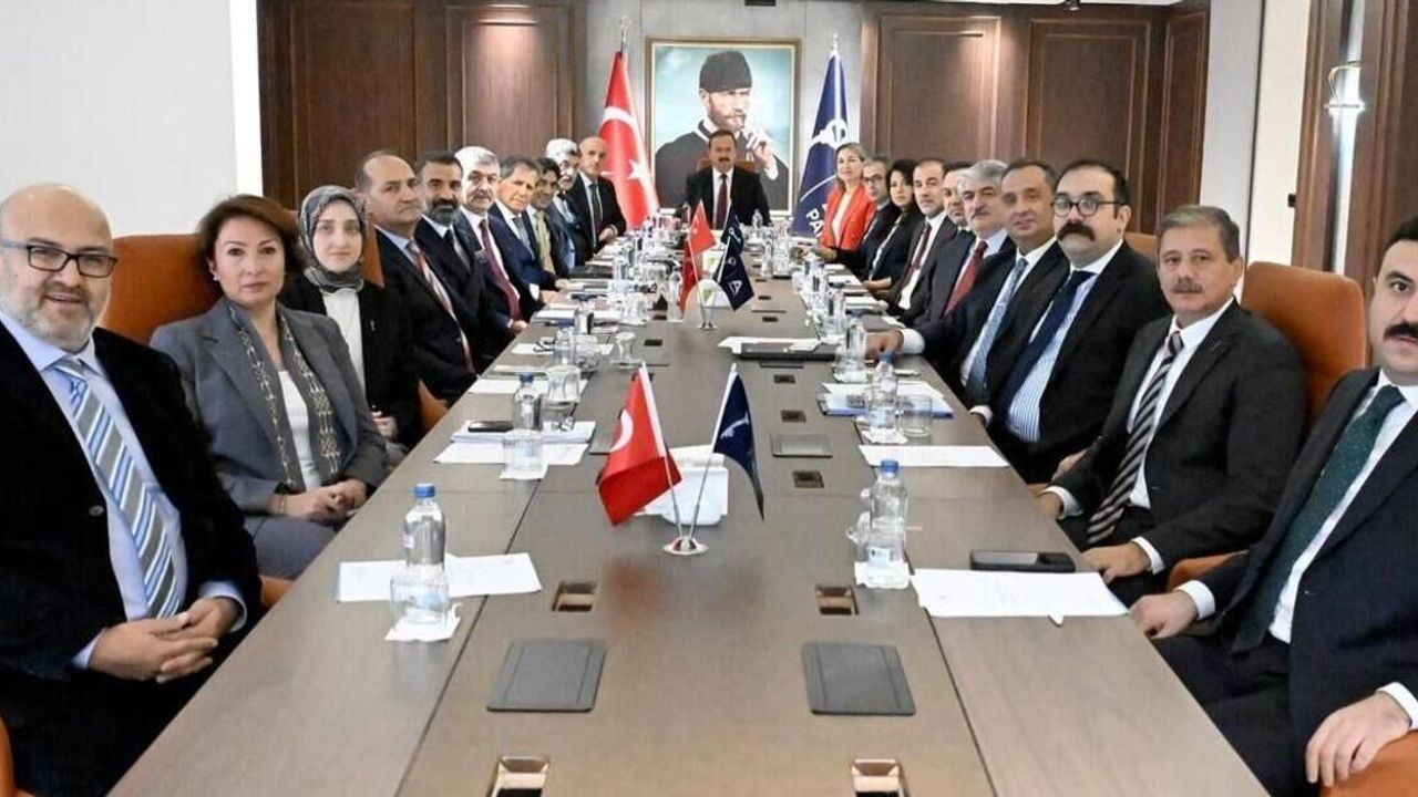 Yeni kurulan partinin divan toplantısında Kayserili o isim dikkat çekti!