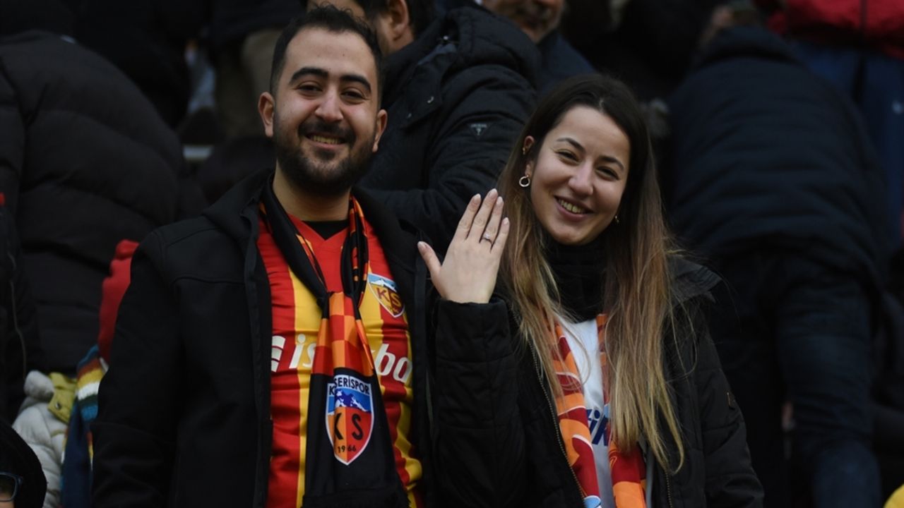 Kayserispor tribünlerinde evlilik teklifi!
