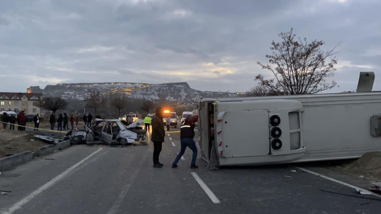 Araçla çarpışan öğrenci servisi devrildi: 24 yaralı