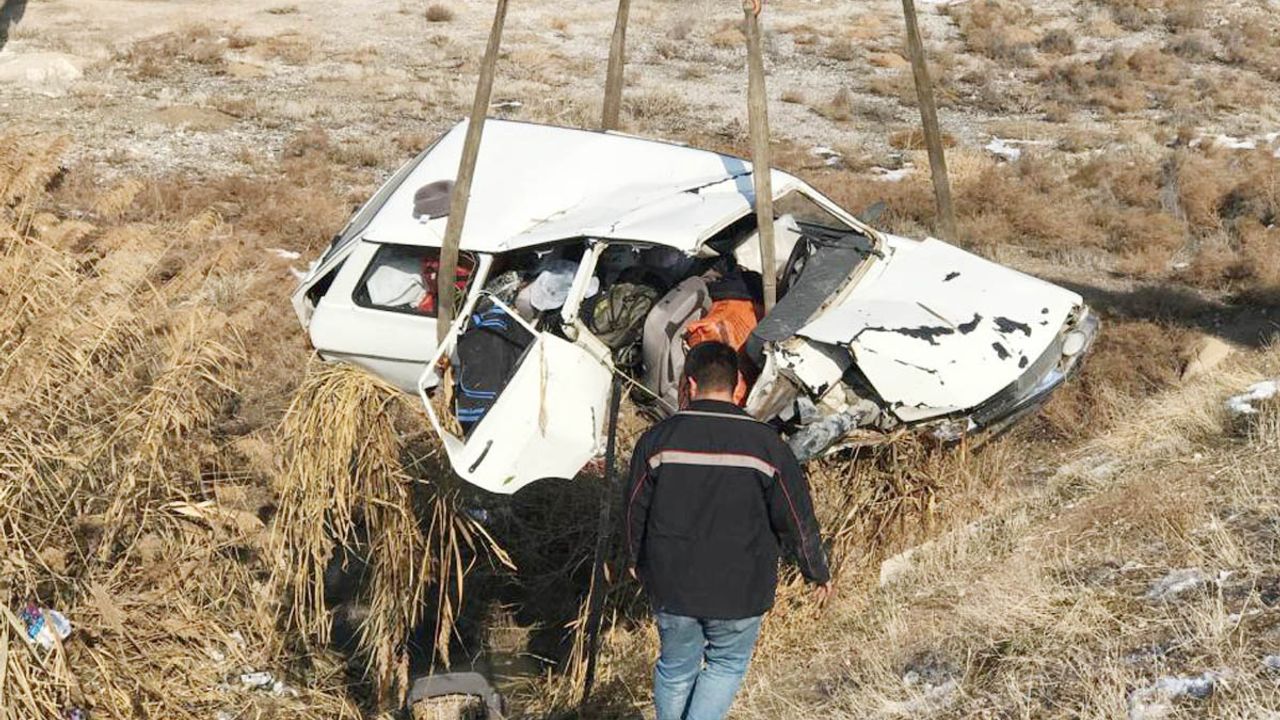 Otomobil atık su kanalına uçtu! Kazada 3 kişi yaralandı